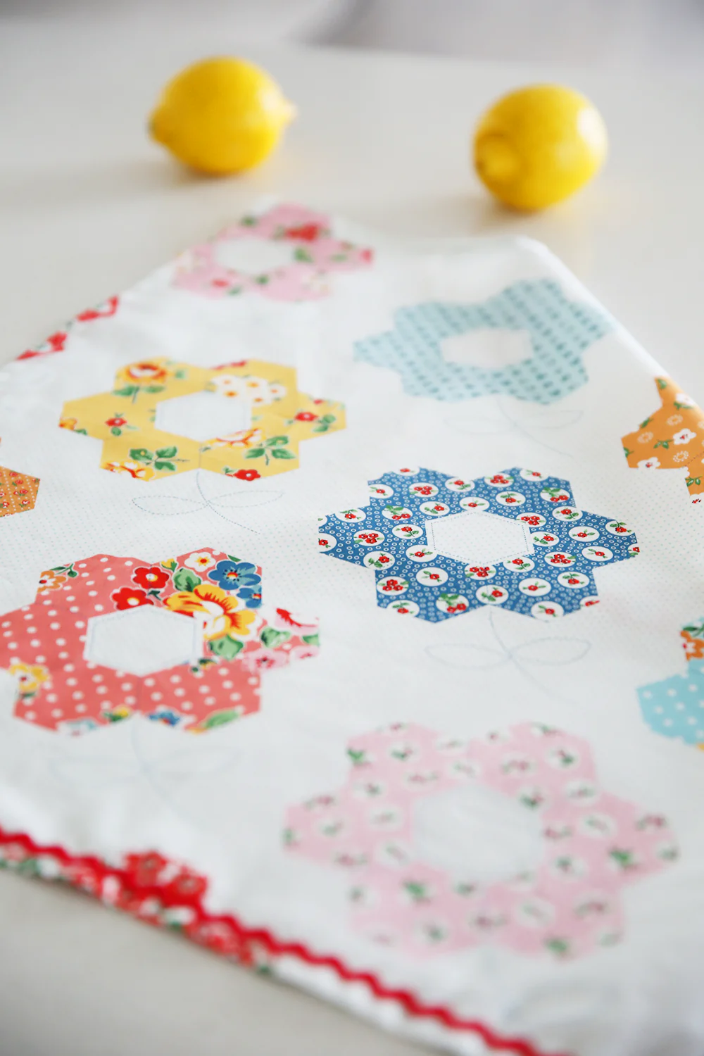Flower Market | Grandmother's Garden Cheater by Elea Lutz for Poppie Cotton | FM25423